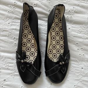 Black leather shoes with floral detail & mini heel
